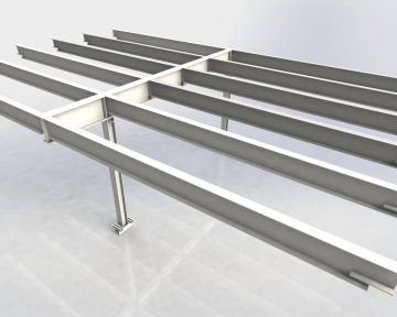 Ocelová konstrukce s nosníky a oporou na světlém pozadí.