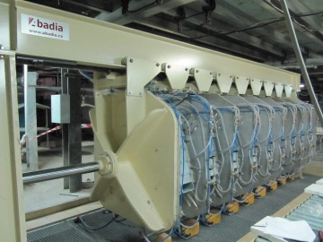 Průmyslové zařízení s řadovými ventily a trubkami v provozu.