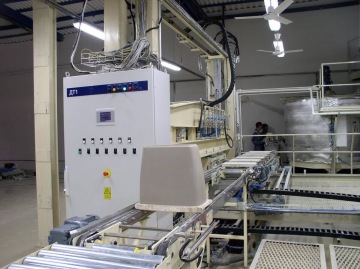 Stroj pro výrobu sanitární keramiky technologií tlakového lití do porézních plastových forem.