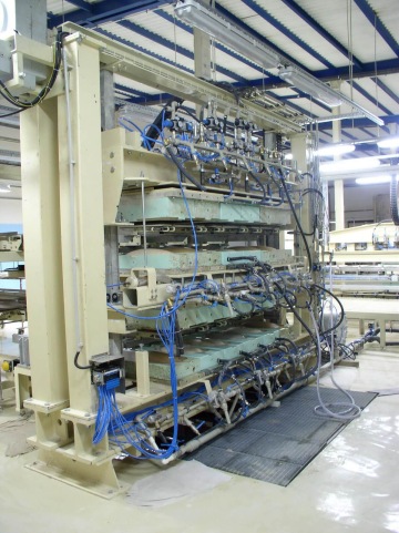 Pohled na stroj pro výrobu sanitární keramiky technologií tlakového lití do porézních plastových forem.