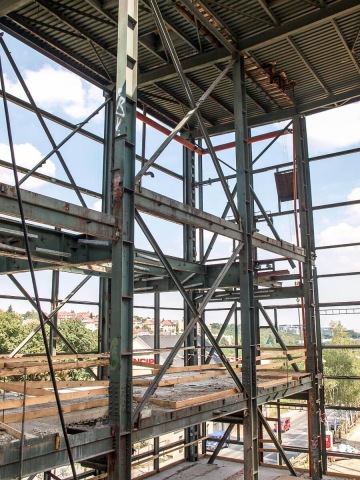 Revitalizace bývalé kotelny v areálu Waltrovka v pražských Radlicích na moderní administrativní centrum. Dodáno více než více než 90 tun nových ocelových konstrukcí a více než 2000 m2 trapézových plechů pro stropní konstrukce.