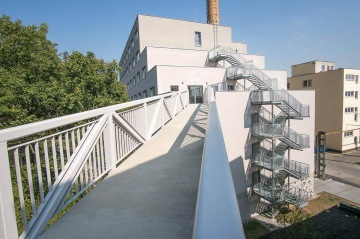 Ocelová lávka pro projekt multifunkční budovy společnosti Realtoria – s délkou 20 metrů a hmotností převyšující 6 tun.