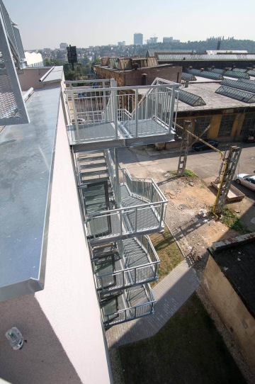 Pětipatrová konstrukce ocelového únikového schodiště.