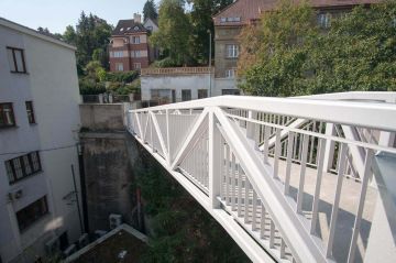 Ocelová lávka pro projekt multifunkční budovy společnosti Realtoria – s délkou 20 metrů a hmotností převyšující 6 tun.