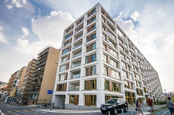 Rezidence Vltava – skleněná zábradlí lodžií a teras.