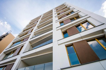 Rezidence Vltava – detail skleněných zábradlí lodžií a teras.