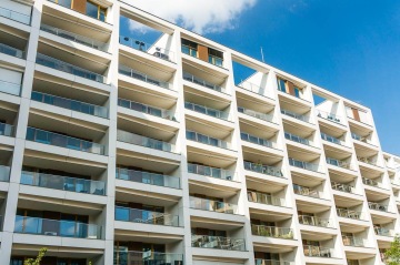 Rezidence Vltava – skleněná zábradlí lodžií a teras.