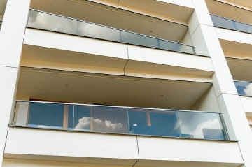 Rezidence Vltava – detail skleněných zábradlí lodžií a teras.