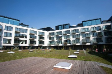 Projekt Sacre Coeur 2 – skleněná zábradlí na střeše, na akýřích či terasách v recepci, patnáctitunový kryt stěny podezmní garáže, ploty mezi terasami, zábradlí bezbariérových ramp a další prvky.