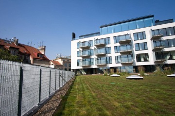 Projekt Sacre Coeur 2 – skleněná zábradlí na střeše, na akýřích či terasách v recepci, patnáctitunový kryt stěny podezmní garáže, ploty mezi terasami, zábradlí bezbariérových ramp a další prvky.