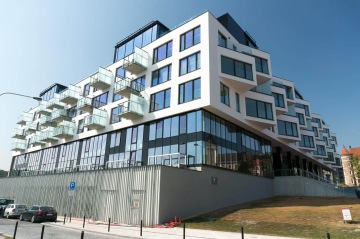 Projekt Sacre Coeur 2 – skleněná zábradlí na střeše, na akýřích či terasách v recepci, patnáctitunový kryt stěny podezmní garáže, ploty mezi terasami, zábradlí bezbariérových ramp a další prvky.