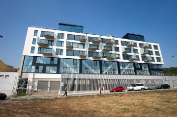 Projekt Sacre Coeur 2 – skleněná zábradlí na střeše, na akýřích či terasách v recepci, patnáctitunový kryt stěny podezmní garáže, ploty mezi terasami, zábradlí bezbariérových ramp a další prvky.