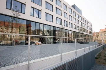 Projekt Sacre Coeur 2 – skleněná zábradlí na střeše, na akýřích či terasách v recepci, patnáctitunový kryt stěny podezmní garáže, ploty mezi terasami, zábradlí bezbariérových ramp a další prvky.