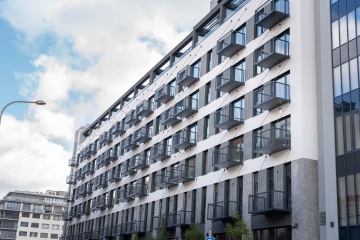 Moderní bytové balkony na táhlech, So-Ho Rezidence.