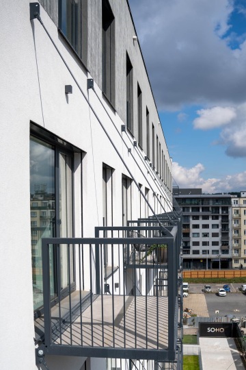 Moderní bytové balkony na táhlech, So-Ho Rezidence.