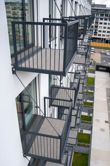 Moderní bytové balkony na táhlech, So-Ho Rezidence.