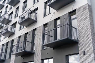 Moderní bytové balkony na táhlech, So-Ho Rezidence.