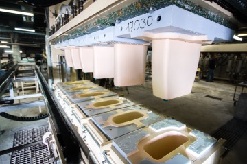 Výrobní linka na výrobu keramických umyvadel se sádrovými formami v továrně.