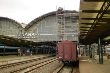Hlavní nádraží v Praze s vlakem na koleji, na nástupišti probíhá rekonstrukce lešení.