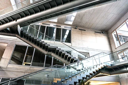 Stahlkonstruktion von Treppen und Stegen - Atrium der Südböhmischen Universität, Budweis