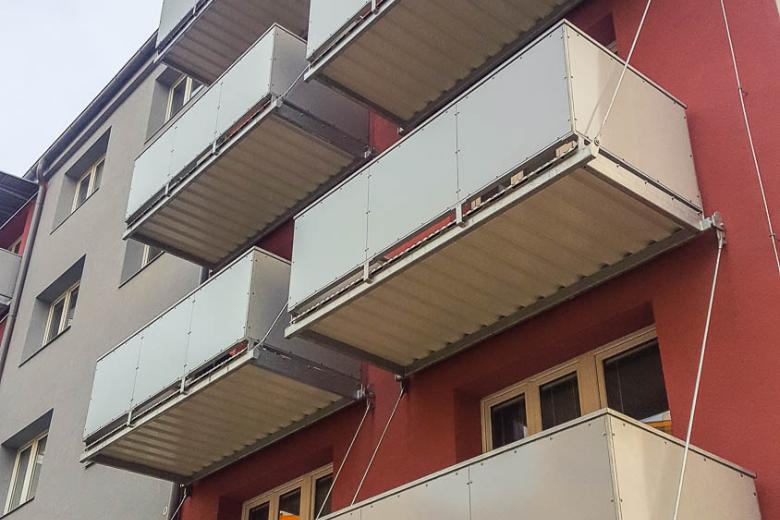 Osadili jsme 16 moderních balkonů na táhlech na projekt revitalizovaného bytového domu.