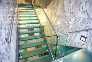 Dodali jsme krásné a moderní schodiště se skleněnými stupni.